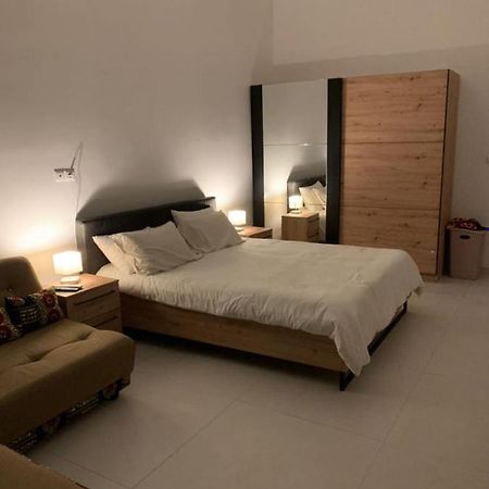 CHEZ RIMA // Studio très chaleureux F1 // Très bien situé Appartamento Dakar Esterno foto